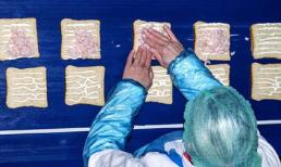 Hình ảnh ghê sợ làm bánh sandwich bằng tay không