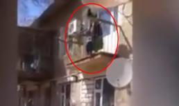 Thót tim cảnh mẹ liều lĩnh thả con từ ban công tầng hai xuống đất