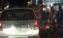 Tài xế taxi đấm gục người đi đường