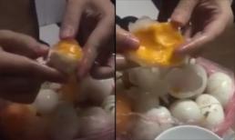 Trứng gà giả bằng cao su gây hoang mang