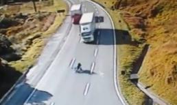 Tai nạn kinh hoàng: Xe máy kẹp 3 đối đầu Container