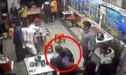 Bình thản ăn nốt bát mì trong vòng vây 40 xã hội đen