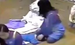 Bé trai bị cô giáo kẹp cổ vì không ngủ trưa