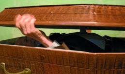 Bàng hoàng những vụ người chết 'bật nắp quan tài sống lại'