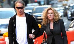 'Thảm họa thẩm mỹ' tình tứ sánh vai cùng bồ trẻ trên phố