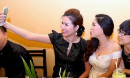 Hoa hậu Bùi Thị Hà xì tin tại tiệc mừng ngày nhà báo