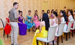 PGS. TS Huỳnh Văn Sơn được hàng loạt chân dài vây quanh