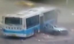 Xe BMW đâm nát ô tô Mazda với tốc độ 150km/h