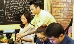 ‘Bắt gặp’ Khắc Việt đi làm phục vụ bàn