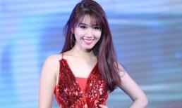 Thúy Ngân khoe dáng nuột nà trong gam đỏ nổi bật