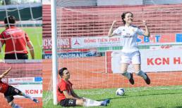 Cặp đôi 9X và bộ ảnh cưới vui nhộn trên sân bóng