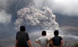 Núi lửa phun trào như ngày tận thế
