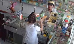 Giả vờ mua thuốc để trộm điện thoại xịn