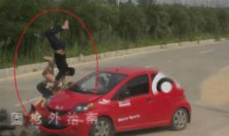 Xe kẹp 4 người phóng nhanh cắm đầu vào ô tô