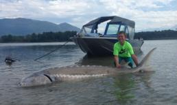 Bé trai 9 tuổi bắt được cá khổng lồ 272 kg