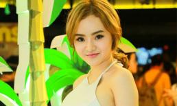 Em gái Phương Trinh táo bạo với áo yếm khoe trọn lưng trần