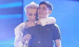 Sơn Tùng M-TP ôm bố khóc nức nở trong tiệc sinh nhật