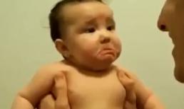 Cười đau bụng với khuôn mặt em bé khi bị bố dọa