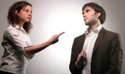 'Hãy bỏ bàn tay bẩn thỉu của anh ra khỏi mông tôi'