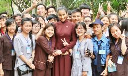 Trương Thị May mặc áo dài nâu sòng lên chùa