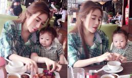 Cadie nhìn đồ ăn 'hau háu' khi được đi ăn hàng cùng mẹ