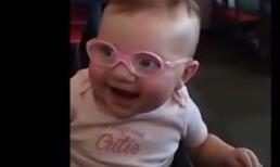 Bé cực yêu khi lần đầu tiên được đeo kính