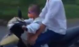Bé 5 tuổi phóng xe máy 60km/h vù vù trên đường
