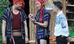 Hoài Linh mặc khố lên sân khấu