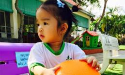 Con gái Xuân Lan trầm tư chơi bóng một mình 