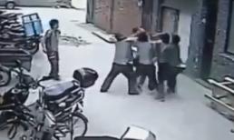 Hốt hoảng cảnh nhiều người đỡ bé gái rơi từ tầng 5 xuống