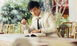 Huỳnh Anh cô đơn ngồi đọc sách giữa quán cà phê