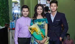 Phan Thị Mơ diện nguyên cây hoa lá sặc sỡ đi dự sự kiện