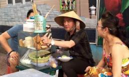 Đàm Vĩnh Hưng đội nón lá bán bánh ướt
