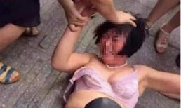 Người phụ  nữ bắt cóc trẻ em bị dân làng đánh bầm dập