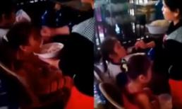 Bảu mẫu nhồi cơm cho trẻ như nhồi vịt gây phẫn nộ