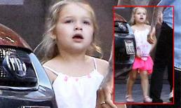 Bé Harper diện váy hồng rực rỡ đi ăn với bố và anh trai