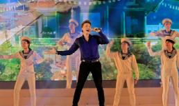 Ca sỹ  Dương Quốc Hưng hát bế mạc Festival biển 2015 bằng chính sáng tác của mình