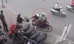 Cướp liều lĩnh giật túi xách cô gái ngay trước mặt bảo vệ