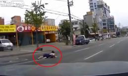 Người phụ nữ và đứa trẻ rơi khỏi ô tô vì... quên chốt cửa