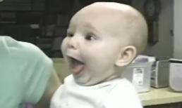 Cười bò với lần đầu tiên ăn kem của bé