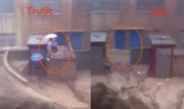 Khoảnh khắc mưa lũ cuốn trôi người trong phút chốc