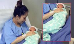 Lộ diện gương mặt đáng yêu của con trai Khánh Thi