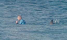 Sốc: VĐV lướt sóng đánh nhau tay đôi với cá mập