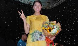 Trang Trần ‘bế’ bụng bầu 5 tháng đi cổ vũ em gái