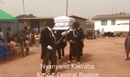 Khiêng quan tài quá bá đạo