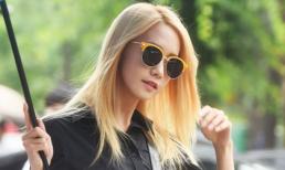 'Nữ thần' Yoona rạng ngời trên phố bất chấp trời mưa gió
