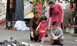 Gia đình nghệ sĩ Hùng Cửu Long cùng hàng ngàn phật tử cầu nguyện tại chùa Vĩnh Nghiêm