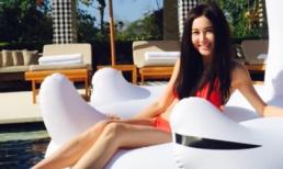 Ôn Bích Hà mặc bikini khoe sắc vóc nuột nà dù đã gần 50 tuổi