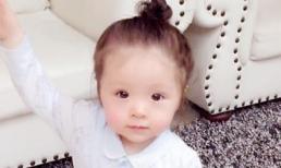 Cadie búi tóc gọn gàng, mắt tròn xoe ngơ ngác cực yêu