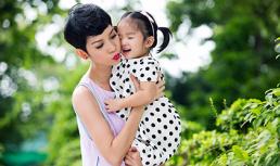 Mẹ con Xuân Lan rạng ngời vui đùa cùng các mẫu nhí